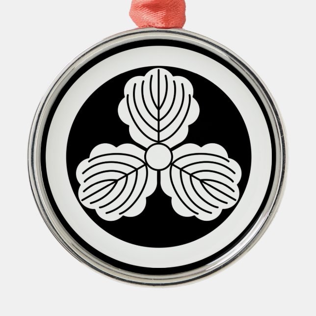 Drei Blätter aus Eiche(1) im Kreis Ornament Aus Metall (Vorne)