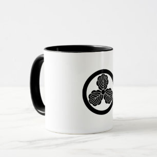 Drei Blätter aus Eiche(1) im Kreis Tasse