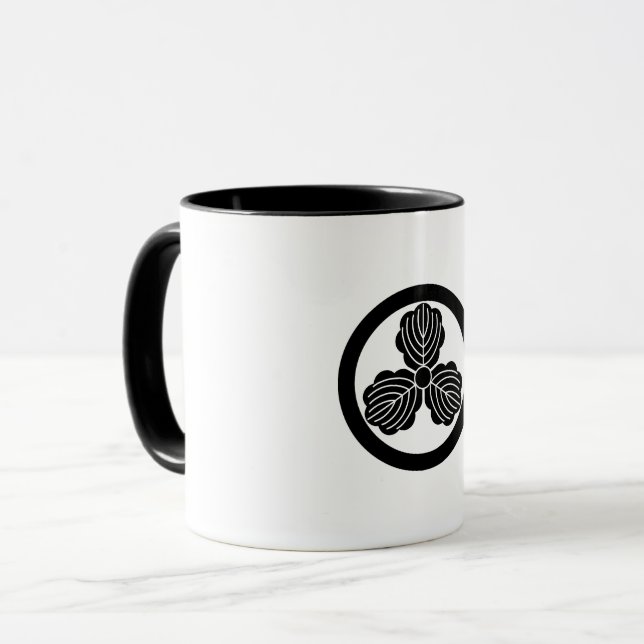 Drei Blätter aus Eiche(1) im Kreis Tasse (Vorderseite Links)
