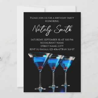 Drei blaue Cocktails mit Kirsche auf schwarz Einladung