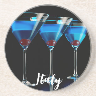Drei blaue Cocktails mit Kirsche auf schwarz Getränkeuntersetzer