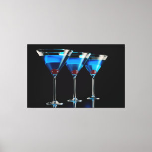 Drei blaue Cocktails mit Kirsche auf schwarz Leinwanddruck