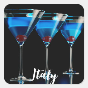 Drei blaue Cocktails mit Kirsche auf schwarz Quadratischer Aufkleber