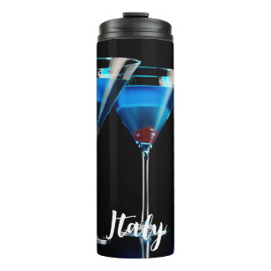 Drei blaue Cocktails mit Kirsche auf schwarz Thermosbecher