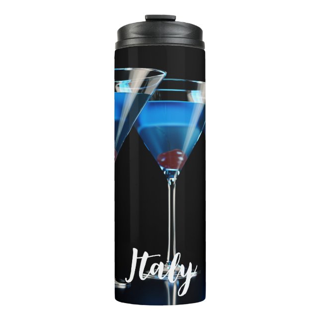 Drei blaue Cocktails mit Kirsche auf schwarz Thermosbecher (Vorderseite)