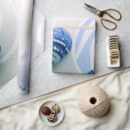 Drei blaue Muscheln Packpapier