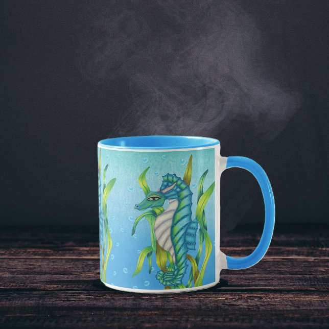Drei blaugrüne Seepferd Dragons Algenwasser Tasse (Fantasy seahorse dragon in blue green in seaweed water bubbles on coffee or tea mug.)