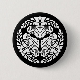 Drei Blüten der Paulownie, Köpfe nach außen gerich Button