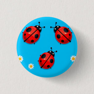 Drei bunte Marienkäfer auf blauem Hintergrund Button