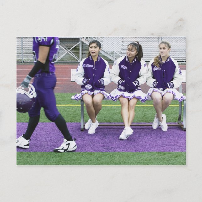 Drei Cheerleader (16-18) beobachten Postkarte (Vorderseite)