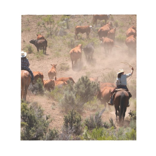 Drei Cowboys und Cowgirls, die Rinder fahren Notizblock (Vorderseite)