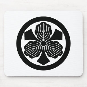 Drei Eichenblätter mit Schwertern im Kreis Mousepad