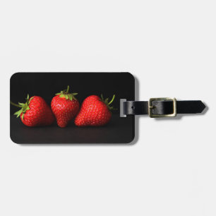 Drei Erdbeeren auf der schwarzen CD ltcnm Gepäckanhänger