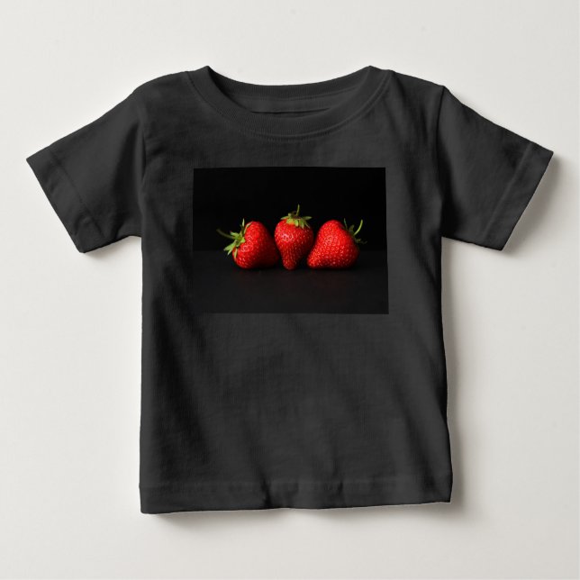 Drei Erdbeeren auf schwarzem Eisen Baby T-shirt (Vorderseite)