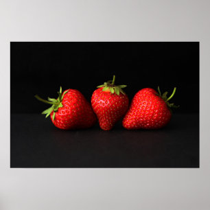 Drei Erdbeeren auf schwarzem Gewand Poster