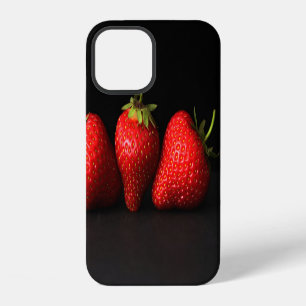 Drei Erdbeeren auf schwarzem iphcna iPhone 12 Hülle