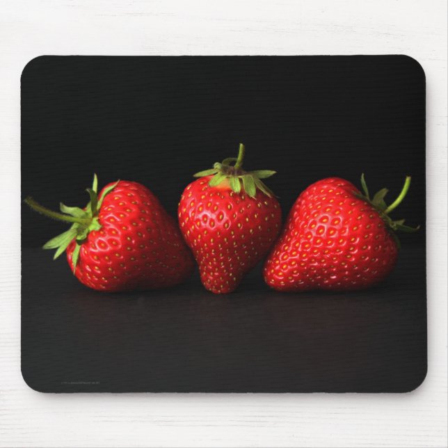 Drei Erdbeeren auf schwarzem mpm Mousepad (Vorne)