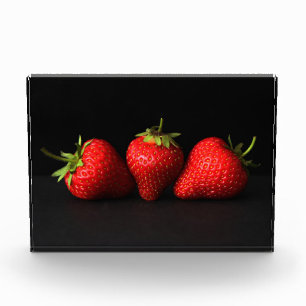 Drei Erdbeeren auf schwarzem Pbcnm Fotoblock