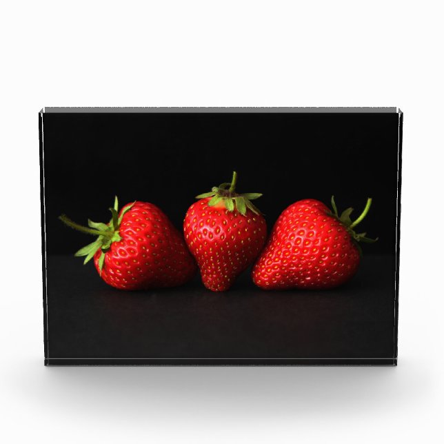 Drei Erdbeeren auf schwarzem Pbcnm Fotoblock (Vorderseite)