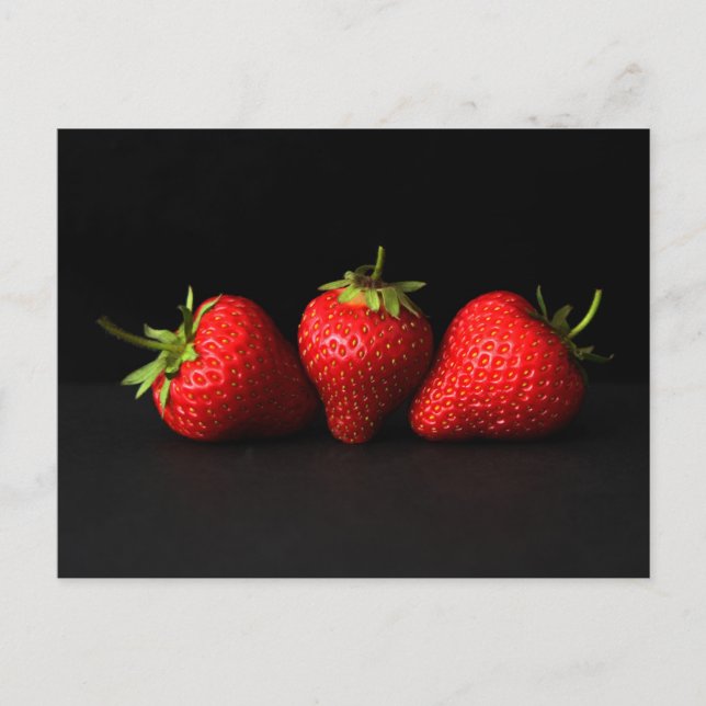 Drei Erdbeeren auf schwarzem Pccm Postkarte (Vorderseite)