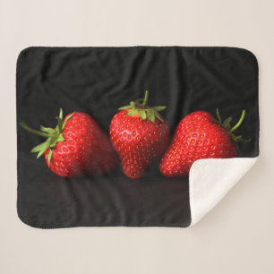 Drei Erdbeeren auf schwarzem Sbcnm Sherpadecke