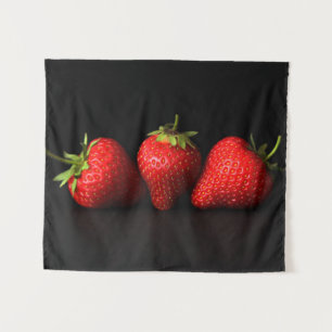 Drei Erdbeeren auf schwarzer Seite Wandteppich