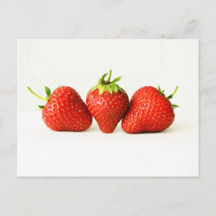 Drei Erdbeeren auf weißem Grund Postkarte