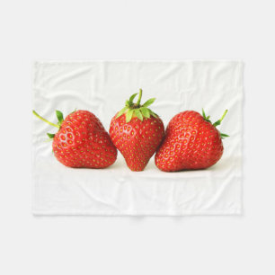 Drei Erdbeeren auf weißem Vlies Fleecedecke