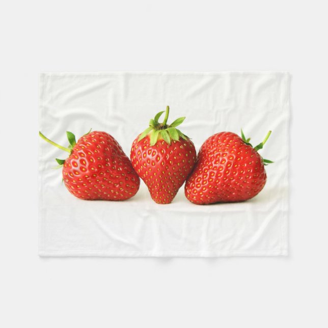 Drei Erdbeeren auf weißer FBC Fleecedecke (Vorderseite (Horizontal))