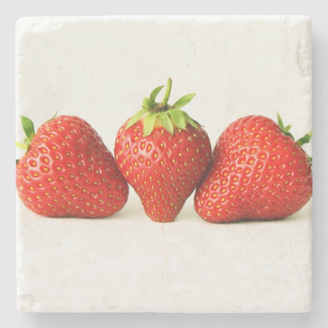 Drei Erdbeeren auf weißer Küste Steinuntersetzer (Vorderseite)