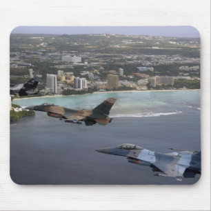 Drei F-16 Falken fliegen in Formation Mousepad