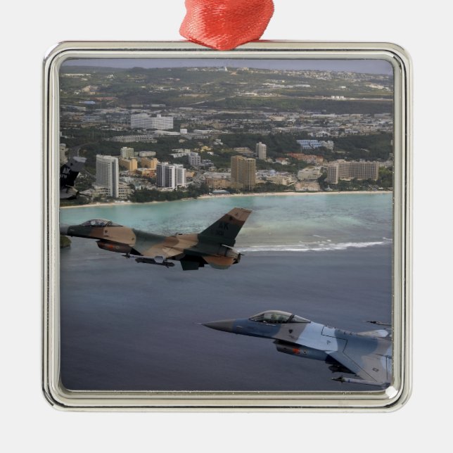 Drei F-16 Falken fliegen in Formation Silbernes Ornament (Vorne)