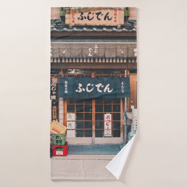 DREI FAHRRÄDER, DIE VOR GEBÄUDE PARKIERT WURDEN BADEHANDTUCH (Badehandtuch)