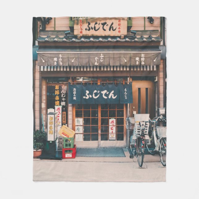 DREI FAHRRÄDER, DIE VOR GEBÄUDE PARKIERT WURDEN FLEECEDECKE (Vorderseite)