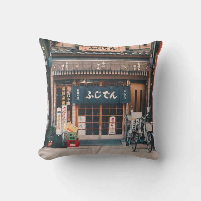 DREI FAHRRÄDER, DIE VOR GEBÄUDE PARKIERT WURDEN KISSEN (Vorderseite)