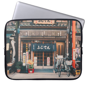 DREI FAHRRÄDER, DIE VOR GEBÄUDE PARKIERT WURDEN LAPTOPSCHUTZHÜLLE