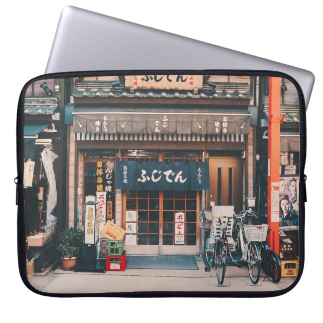 DREI FAHRRÄDER, DIE VOR GEBÄUDE PARKIERT WURDEN LAPTOPSCHUTZHÜLLE (Vorderseite)