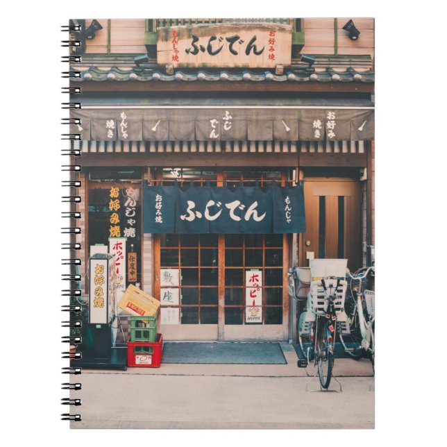 DREI FAHRRÄDER, DIE VOR GEBÄUDE PARKIERT WURDEN NOTIZBLOCK (Vorderseite)