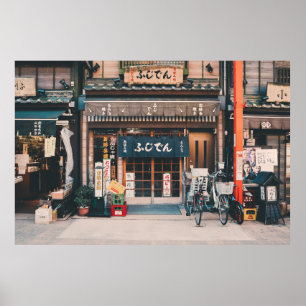 DREI FAHRRÄDER, DIE VOR GEBÄUDE PARKIERT WURDEN POSTER