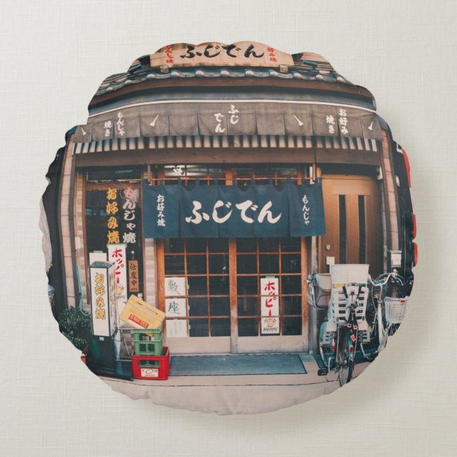 DREI FAHRRÄDER, DIE VOR GEBÄUDE PARKIERT WURDEN RUNDES KISSEN (Vorderseite)