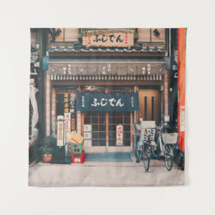 DREI FAHRRÄDER, DIE VOR GEBÄUDE PARKIERT WURDEN WANDTEPPICH