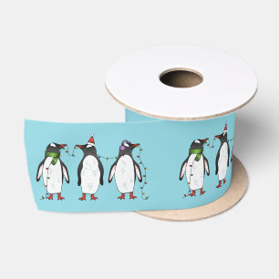 Drei festliche Weihnachtspinguine auf Hellblau Satinband