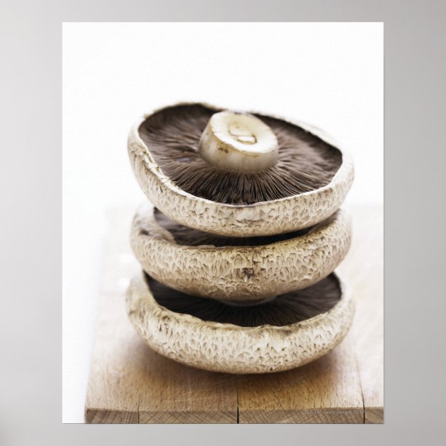 drei Flachpilze in Haufen auf Holzbrett, Poster (Vorne)