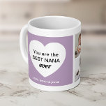 Drei Fotos und ein Herz | Beste Nana je Kaffeetasse<br><div class="desc">Diese niedliche und stilvolle Tasse verfügt über einen Lavendelrahmen und ein Herz,  das "Sie sind die beste Nana aller Zeiten",  einen Platz für Ihre Namen und drei Ihrer beliebten persönlichen Fotos. Das perfekte Muttertagsgeschenk,  das Ihre Großmutter jedes Mal zum Lächeln bringt,  wenn sie ihren Kaffee bekommt!</div>
