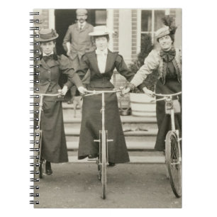 Drei Frauen auf Fahrrädern, frühe 1900s (b/w Fot Notizblock