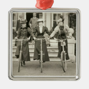 Drei Frauen auf Fahrrädern, frühe 1900s (b/w Fot Silbernes Ornament