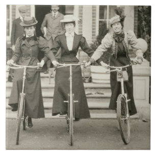Drei Frauen auf Fahrrädern, frühe 1900s (b/w Foto) Fliese