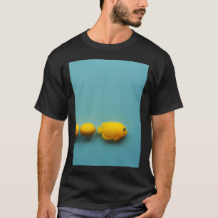 Drei gelbe Engelfische schwimmen nach rechts T-Shirt