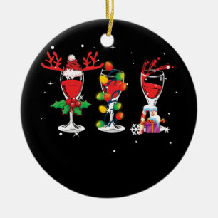 Drei Gläser Rotwein Weihnachtsmannmütze Weihnachte Keramik Ornament