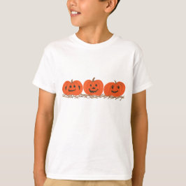 Drei glückliche Halloween-Kürbise, die im Stroh T-Shirt